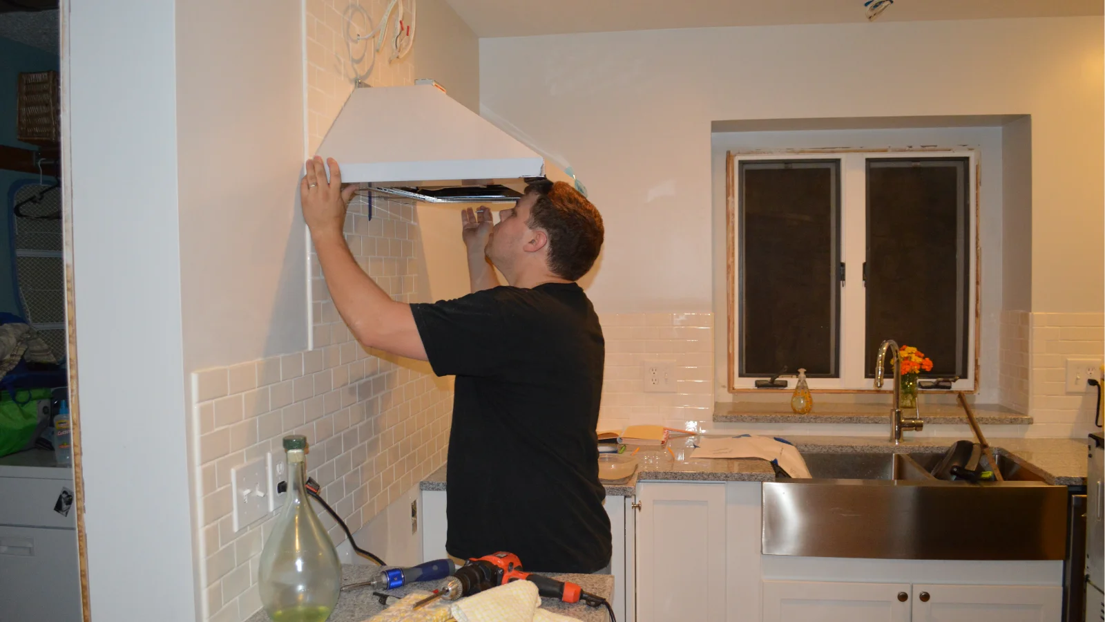 Wall mounted range hood